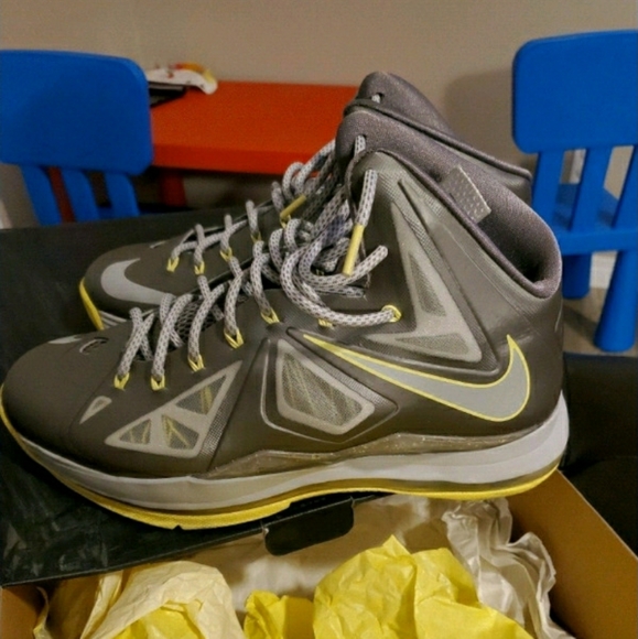 LeBron 10 size 10.5 yellow diamond/canary - Picture 1 of 7